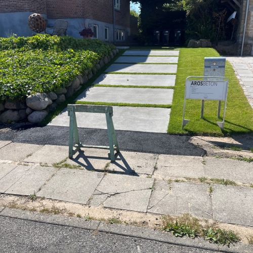 Betonindkørsel til villa