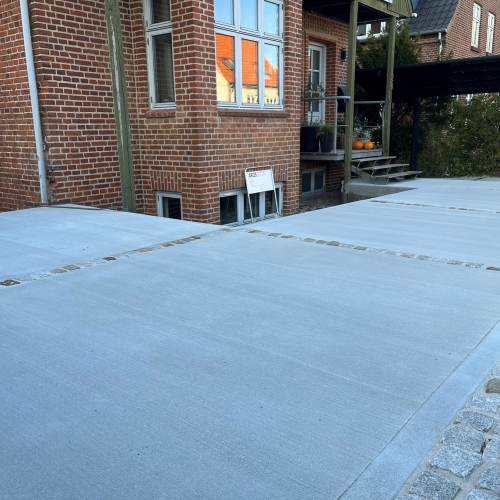 Anlæg af betonindkørsel ved villa