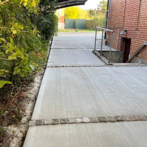 Holdbar indkørsel i beton