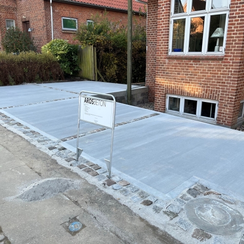 Ny betonindkørsel i Viby