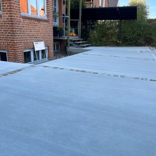 Betonindkørsel med ensartet overflade