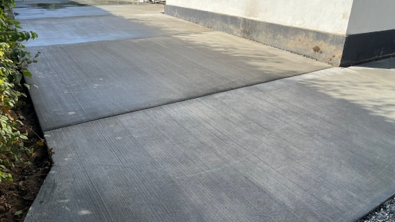 Færdig betonindkørsel ved privat bolig