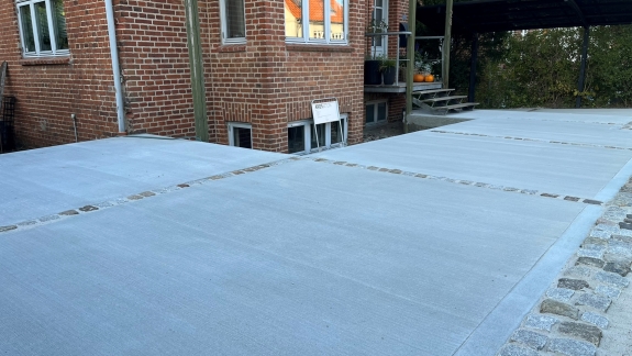 Anlæg af betonindkørsel ved villa