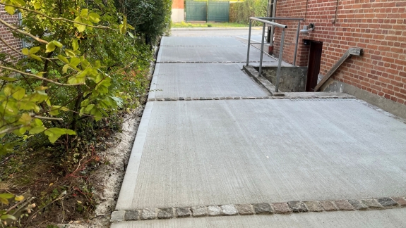 Holdbar indkørsel i beton