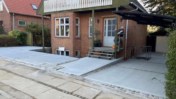 Etablering af betonindkørsel i Silkeborg
