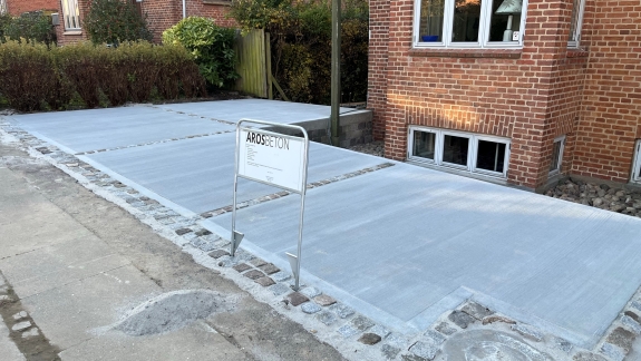 Ny betonindkørsel i Viby