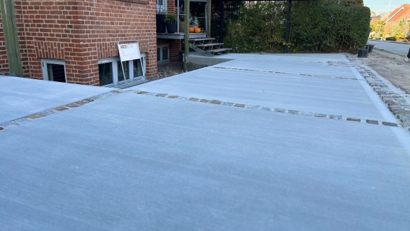 Betonindkørsel med ensartet overflade