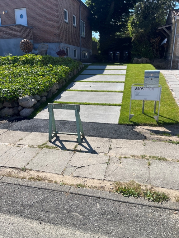 Betonindkørsel til villa