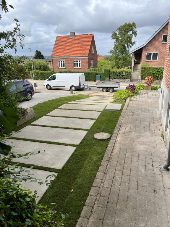 Ny betonindkørsel ved bolig