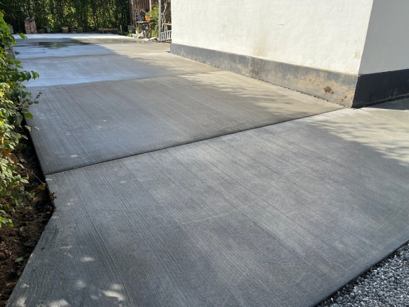 Færdig betonindkørsel ved privat bolig