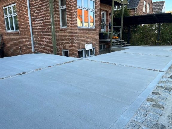 Anlæg af betonindkørsel ved villa