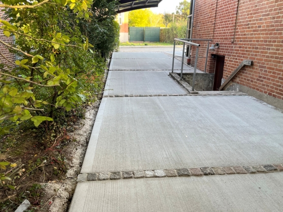 Holdbar indkørsel i beton