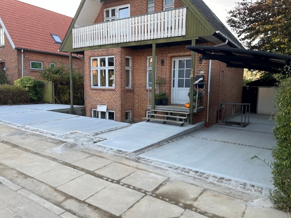 Etablering af betonindkørsel i Silkeborg