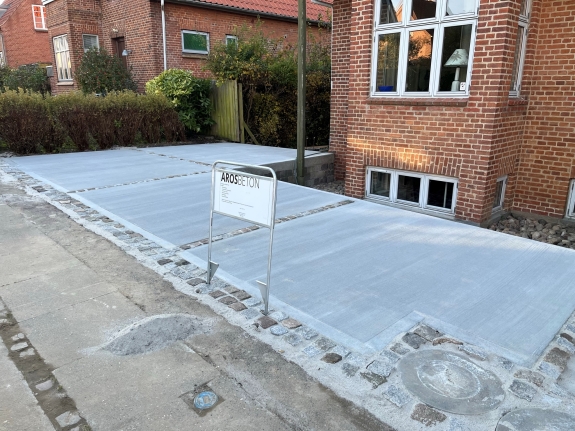 Ny betonindkørsel i Viby