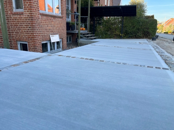 Betonindkørsel med ensartet overflade